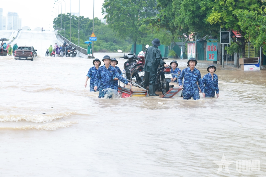 Quân đội điều động gần 12.200 cán bộ, chiến sĩ bộ đội thường trực, dân quân tự vệ giúp dân khắc phục hậu quả thiên tai